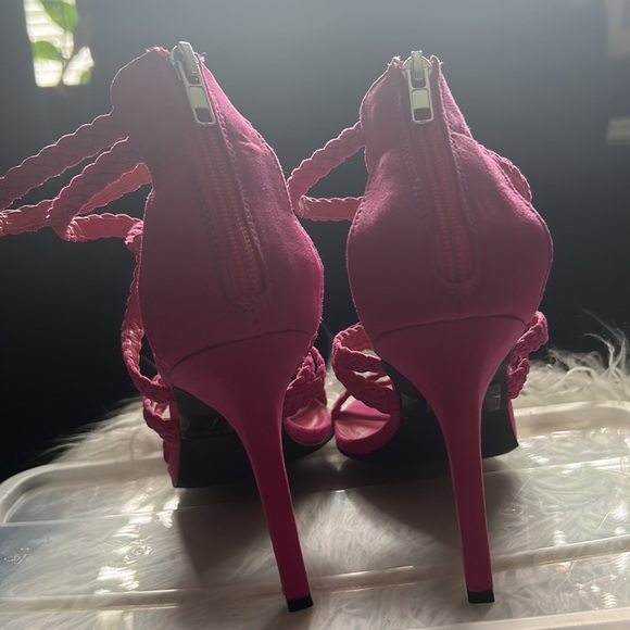 Pink 3 inch heel zipper in the back never worn - Picture 3 of 5